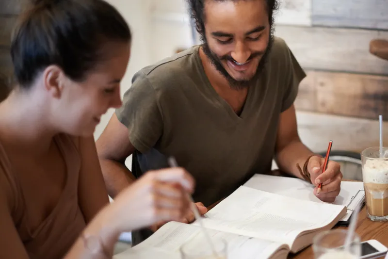 Deux amis étudiant ensemble à une table